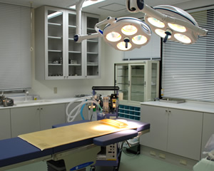 専門機材をそろえている手術室。